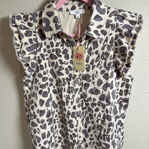 Entro Leopard print short sleeve denim Print Top w/ ruffle sleeves. NWT